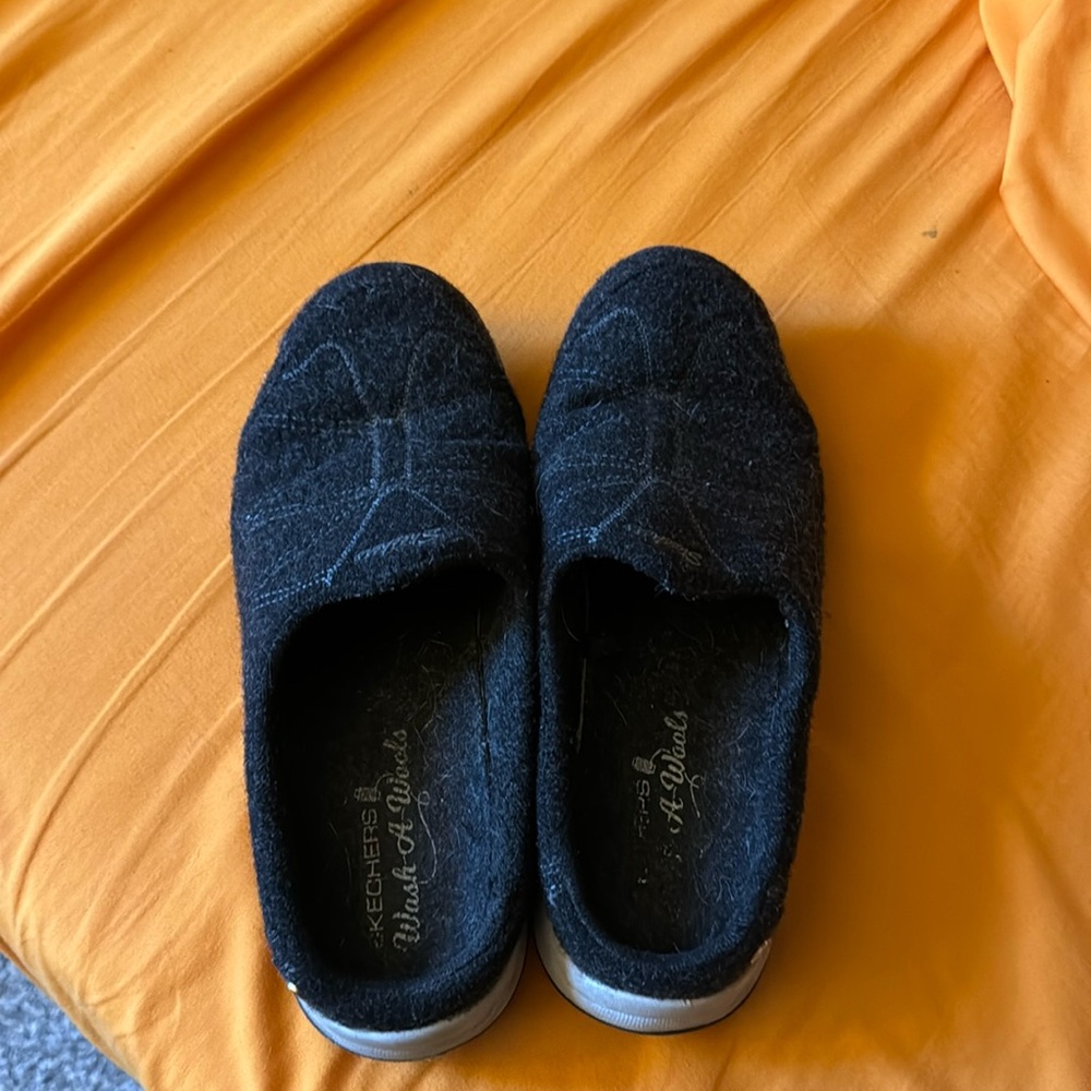 Very nice clogs made by Skechers  size 6.5